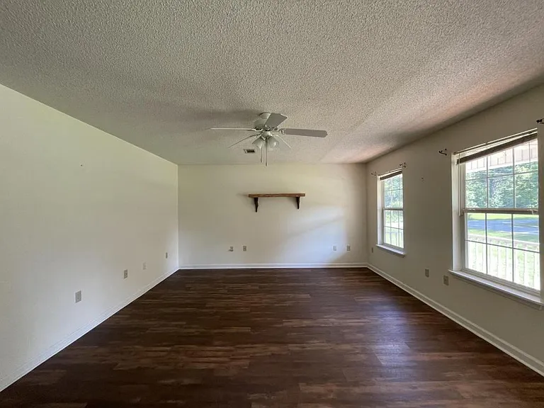 105 Houston Dr — Photo 2