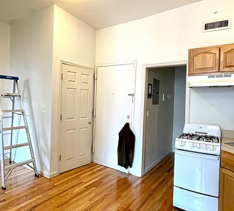 2nd image of 811 Lexington Ave APT 4R