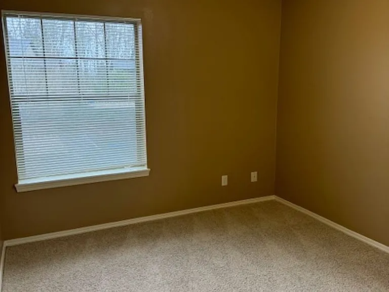 195-Santiam Village Apartments — Photo 36