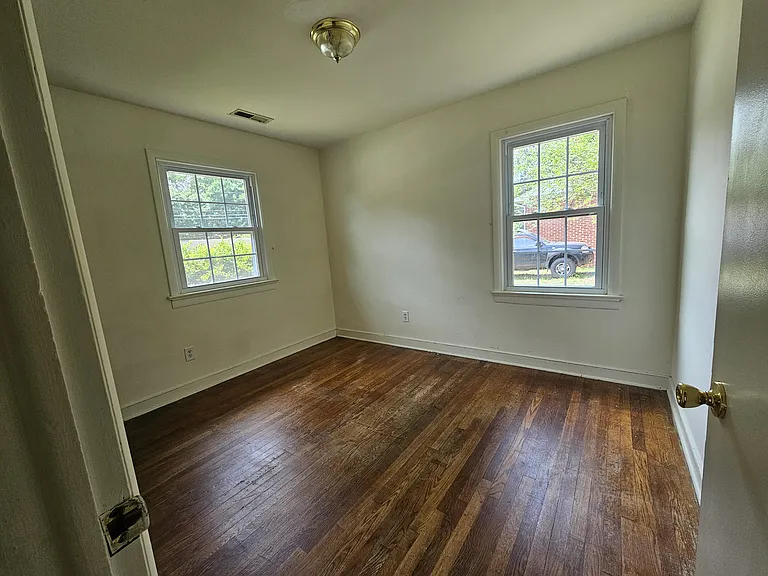 4212 Holcombe Rd — Photo 9