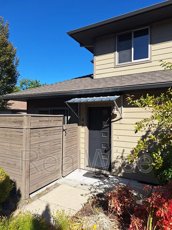 3 bed, 2.0 bath, 1335 sqft, $2,100 — Photo 1