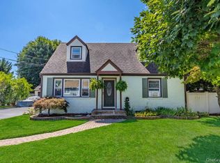 22 Maple Dr, Amityville, NY 11701
