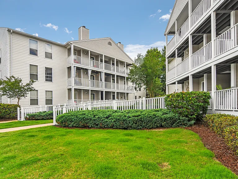 Lakeshore Pointe Apartment Homes — Photo 24