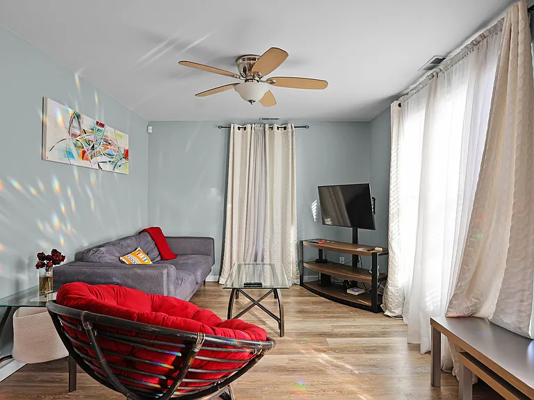 4333 Delmar Blvd — Photo 7