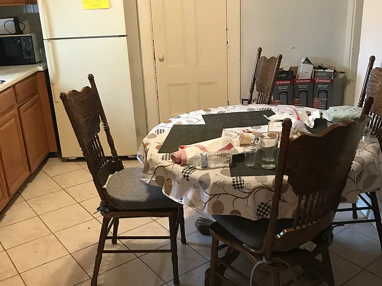 10-12 Taunton #1, Somerville eat-in kitchen