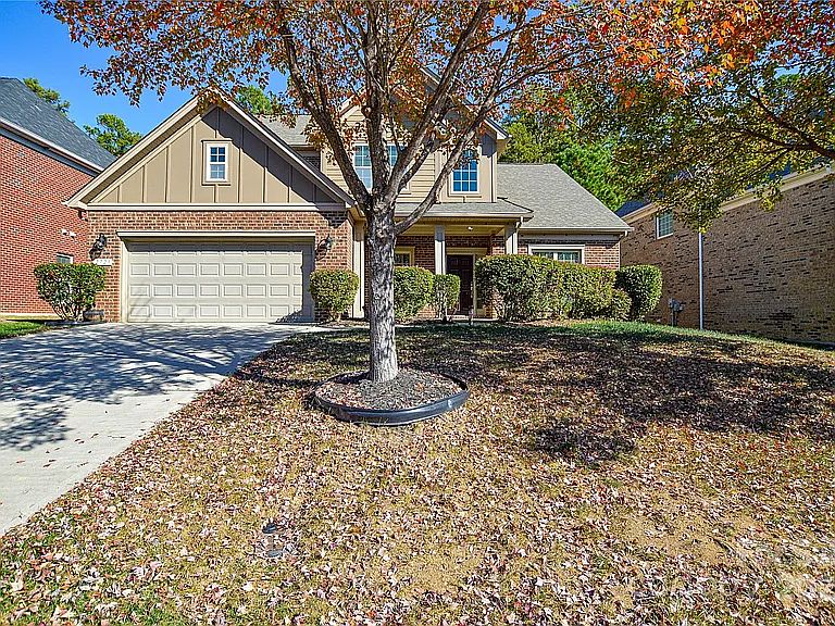 Front elevation.. Garage and driveway that can fit upto 4 cars comfortably