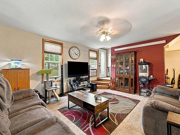 3rd image of 821 Arthur St