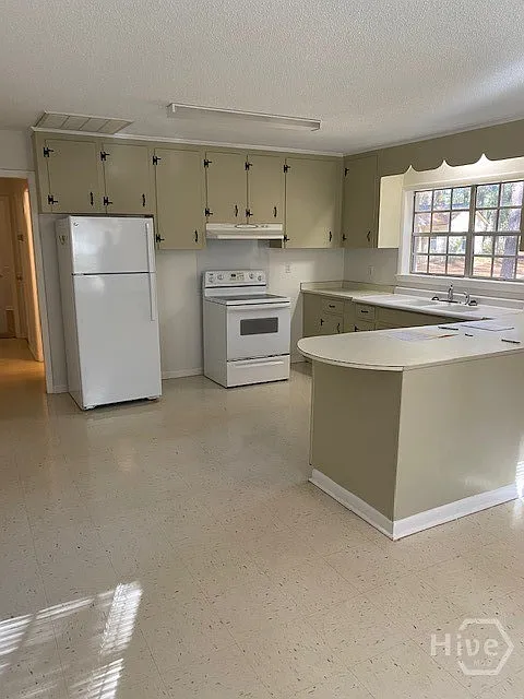2 bed, 1.0 bath, 1350 sqft, $1,400 — Photo 2
