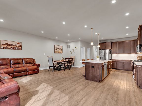4th image of 14 Pratt Ln