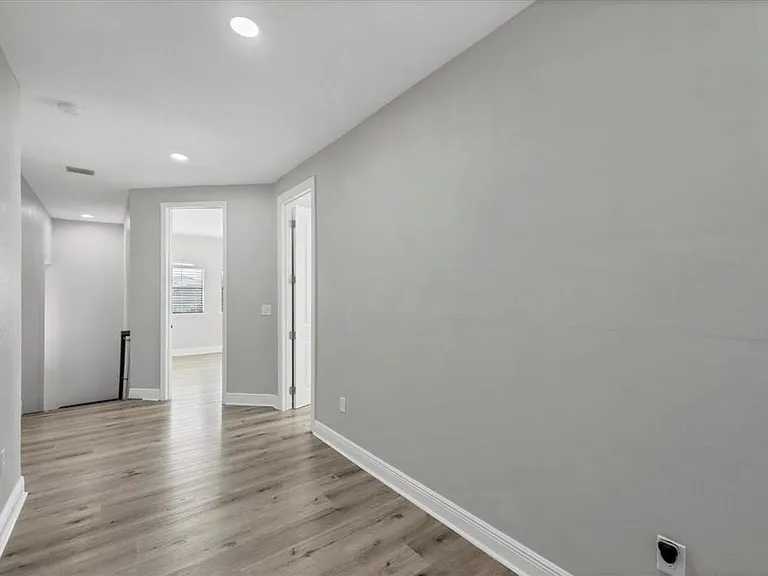 6104 Champions Row St — Photo 36