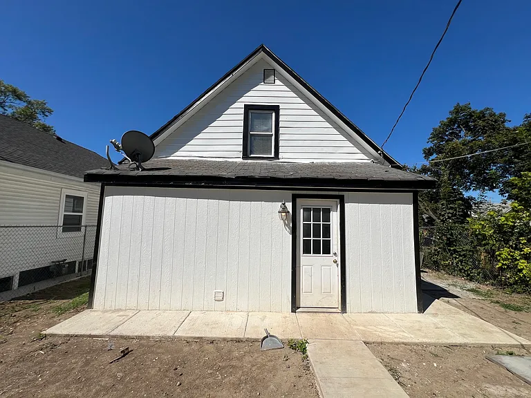1347 N Gale St — Photo 25