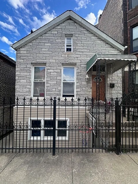 3 bed, 1300 sqft, $2,500 — Photo 1