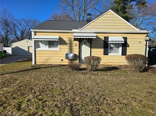 27 Grandmere Dr, Bedford, OH 44146