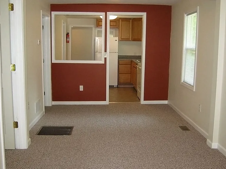 1200 N Woodlawn Ave — Photo 2