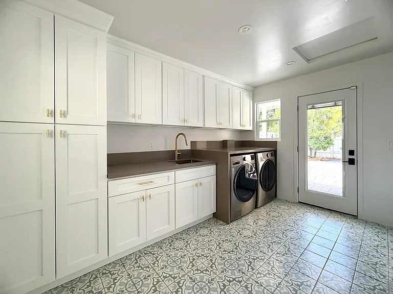 985 Medford Rd — Photo 12