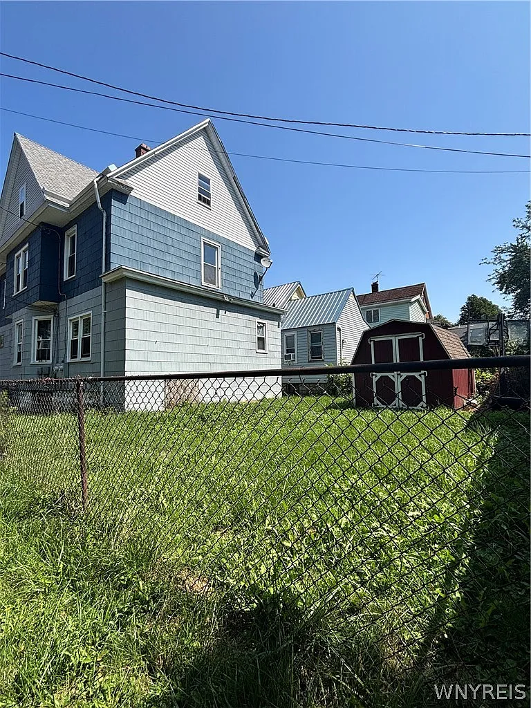 3 bed, 1.0 bath, 2339 sqft, $1,300 — Photo 2