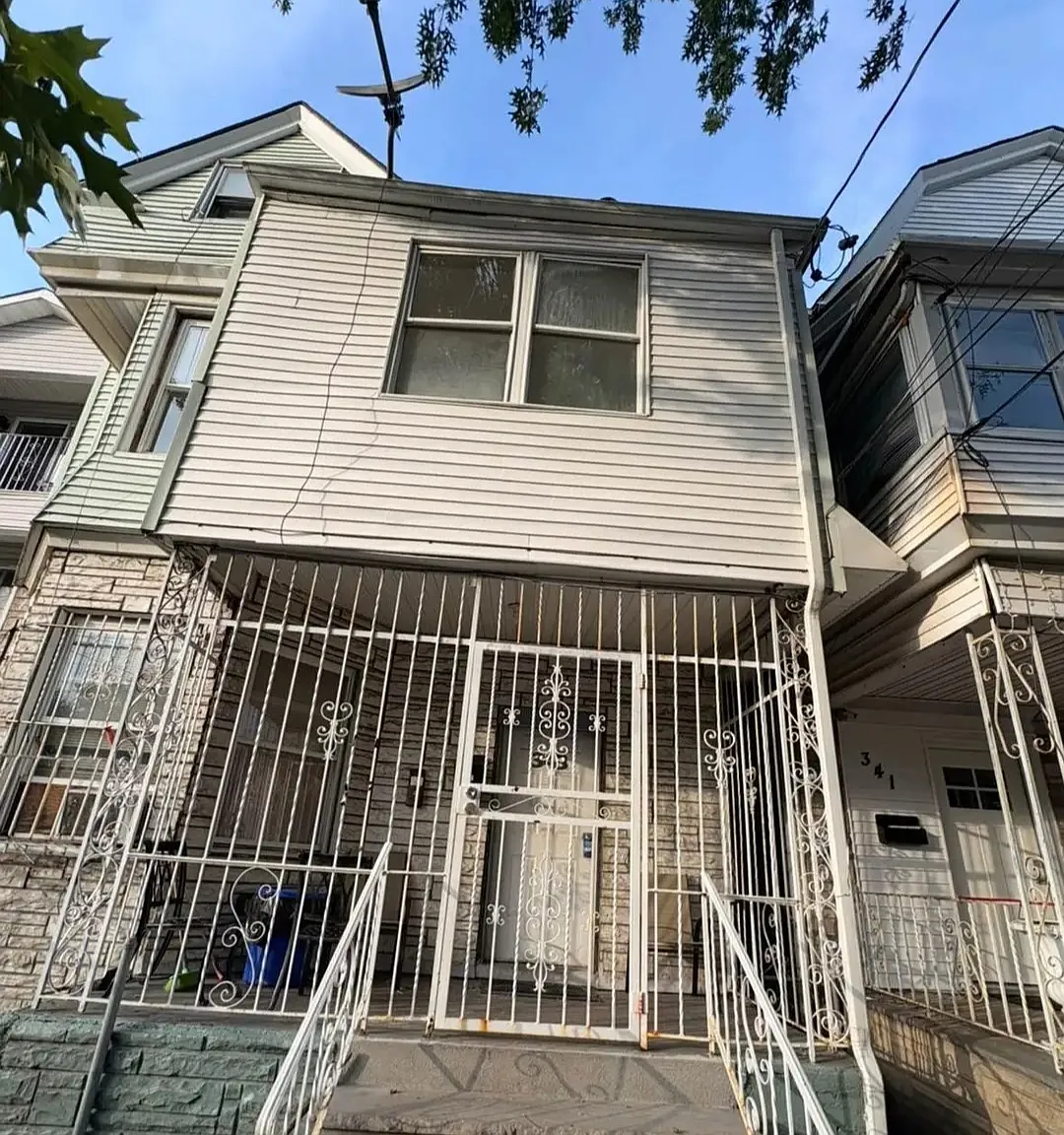4 bed, $2,400 — Photo 1