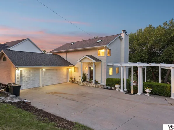 8932 Cass Cir, Plattsmouth, NE 68048