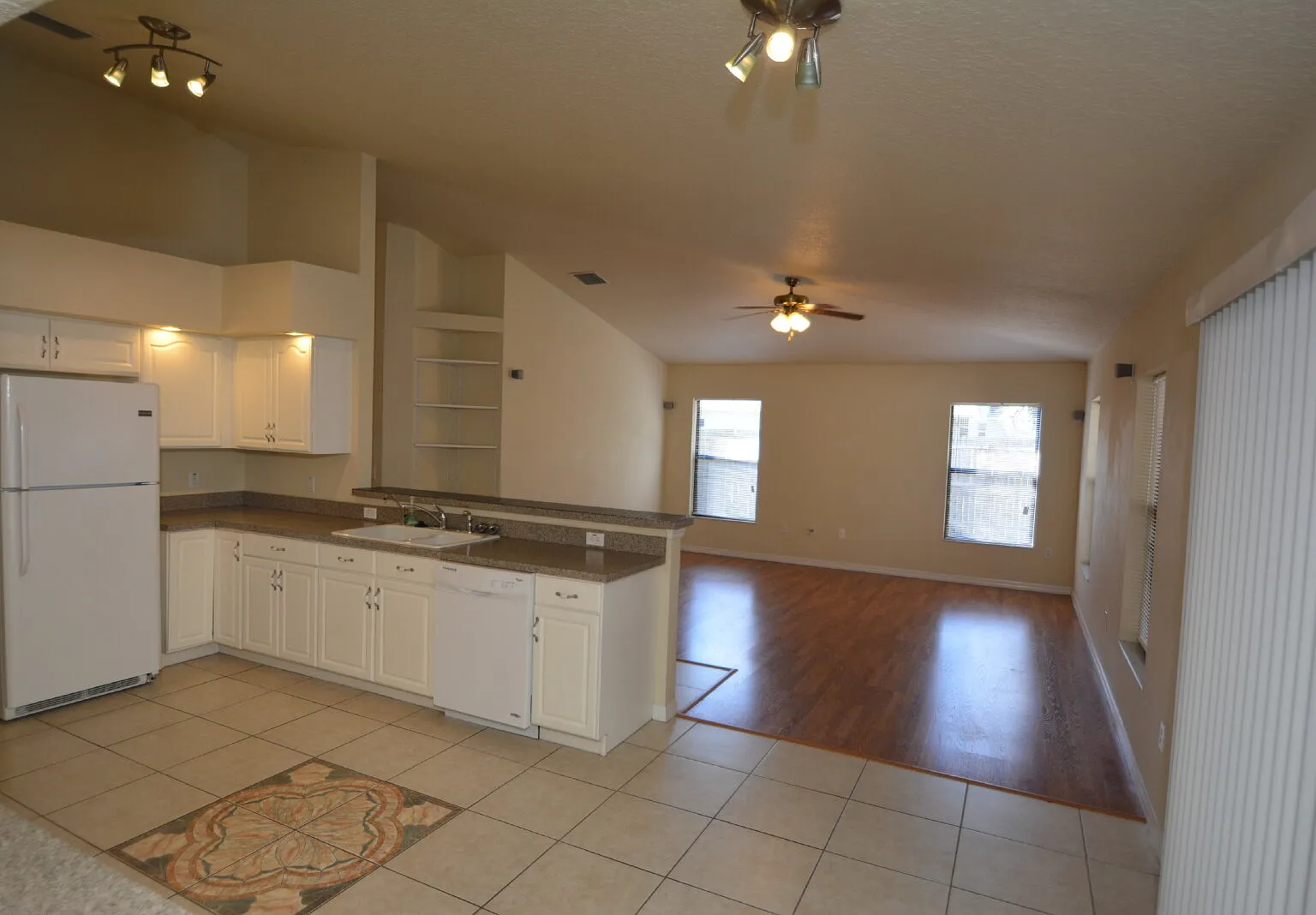 4 bed, 2.5 bath, 2633 sqft, $2,100 — Photo 4