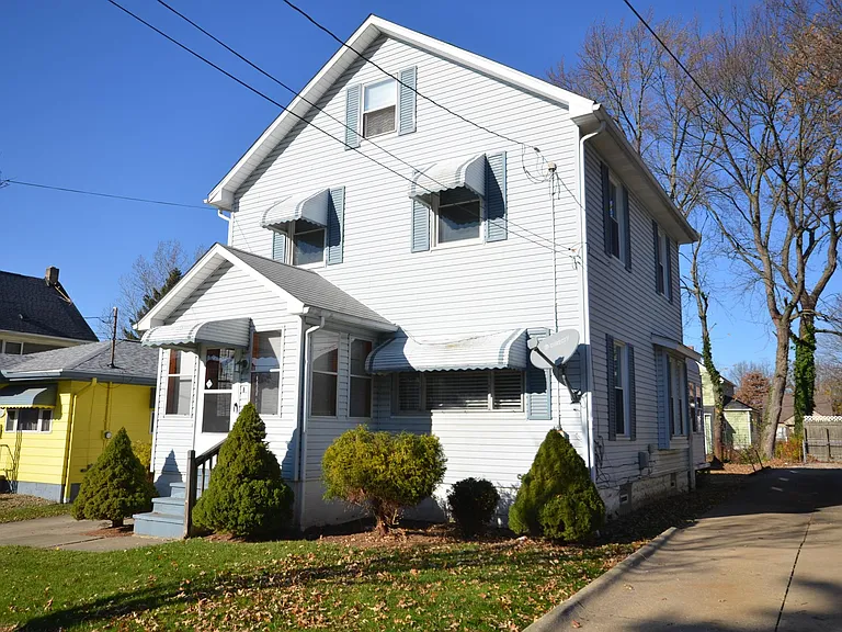 805 Saxon Ave — Photo 3