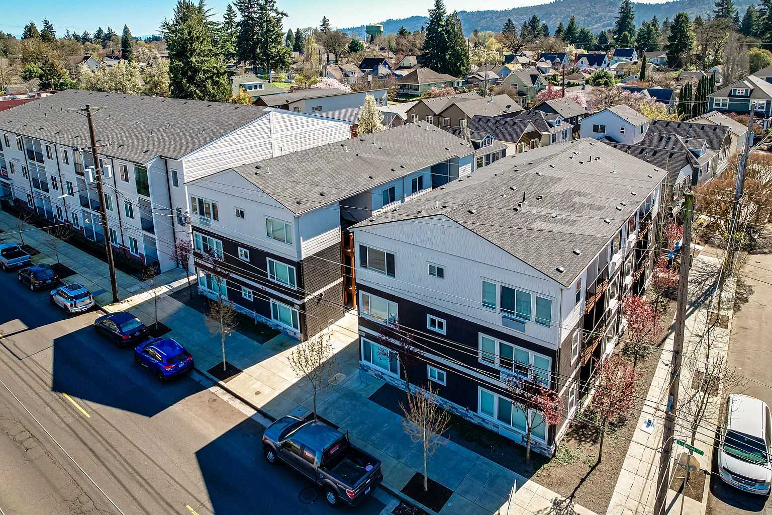 Lombard Apartments — Photo 1