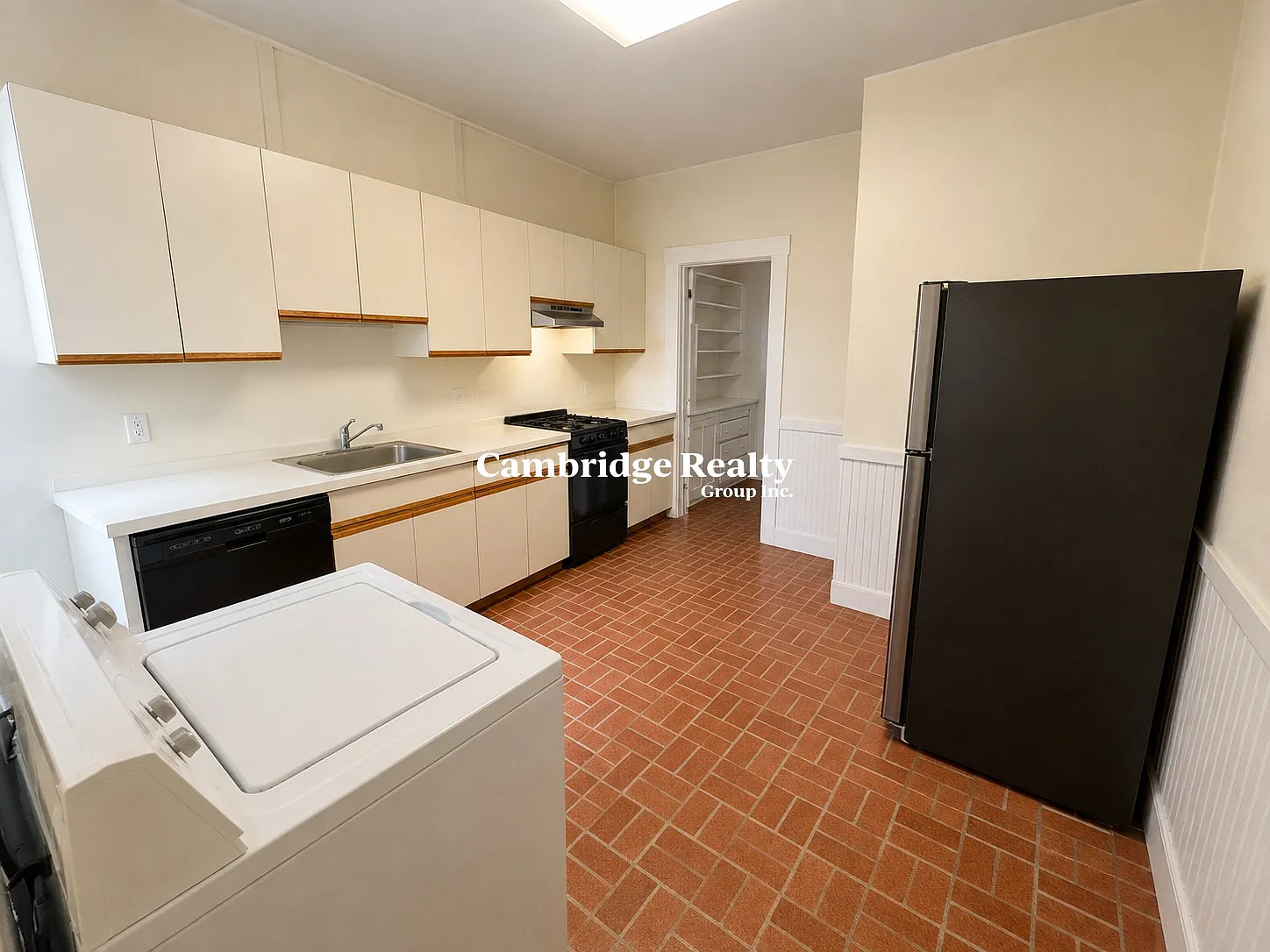 5 bed, 1.0 bath, 1450 sqft, $4,700 — Photo 2