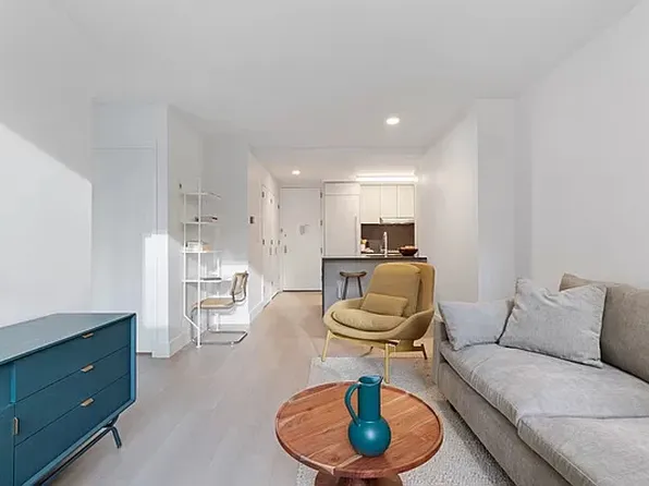 320 West 39th Street image 1 of 4