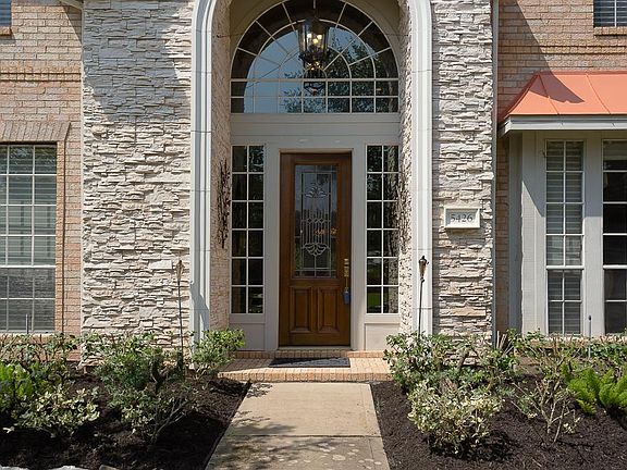2nd image of 5426 Emerald Pointe Ln