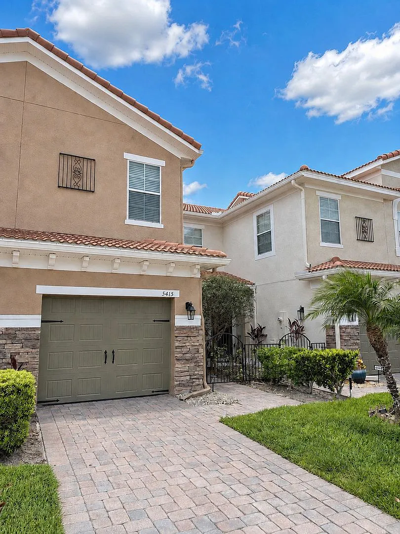 3Bedrooms / 2.5Baths townhome with an EV charger - designed around your lifestyle! — Photo 2
