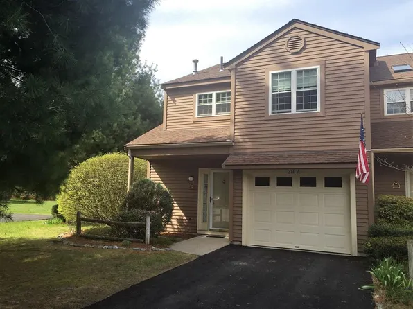 210 Ridgefield Cir #A, Clinton, MA 01510