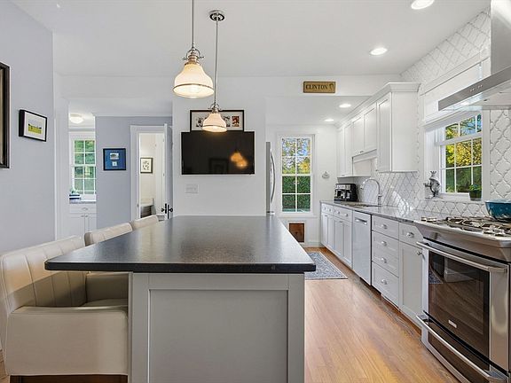 2nd image of 300 Greeley St