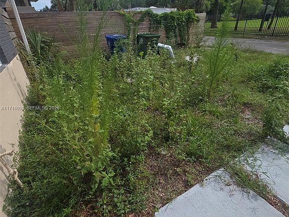 4th image of 1240 SW 32nd Ave