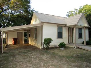610 E 15th St, Bonham, TX 75418