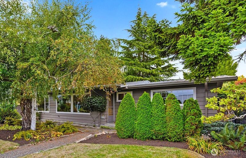 2nd image of 418 2nd Avenue N