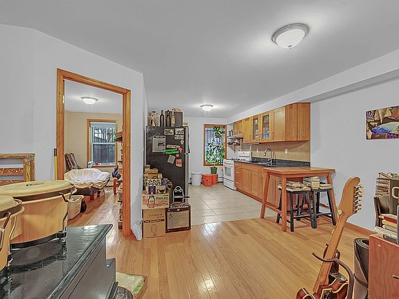 5th image of 347 Halsey St