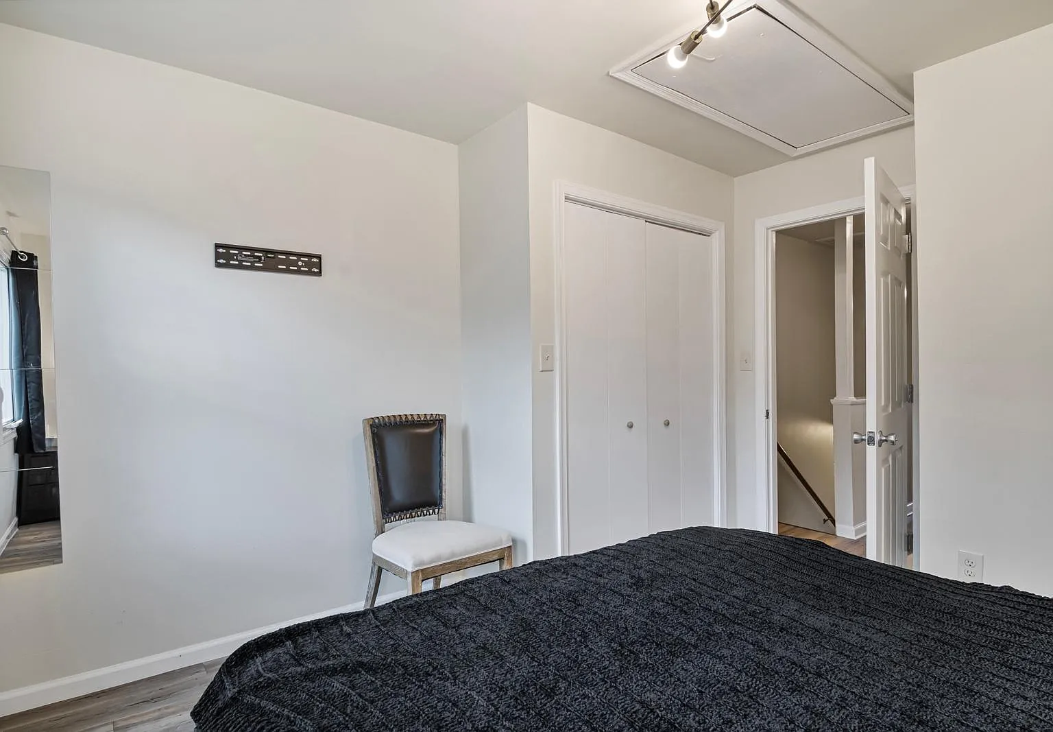 3 bed, 988 sqft, $2,400 — Photo 3