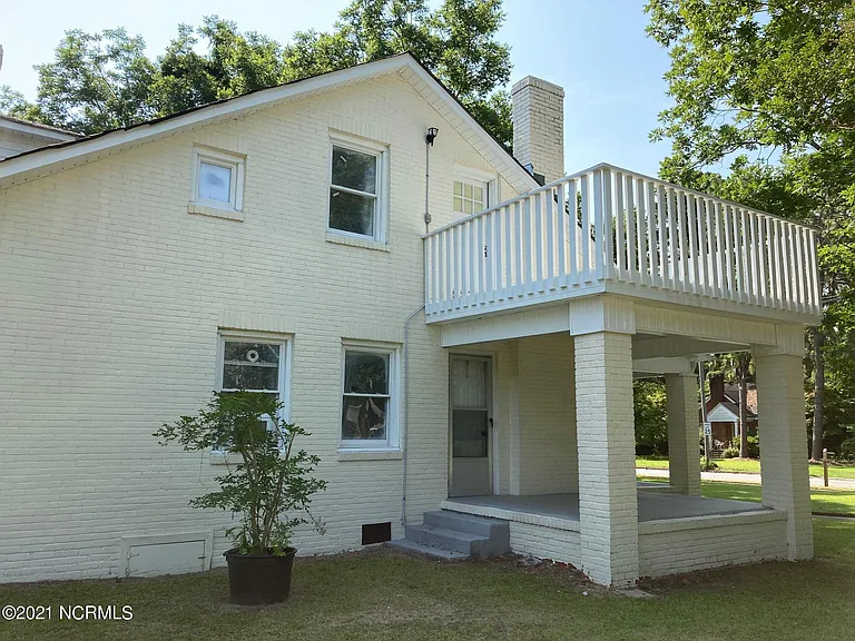 2301 E 4th St — Photo 2