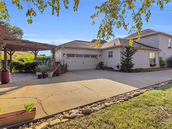 2nd image of 105 Bur Oak Dr