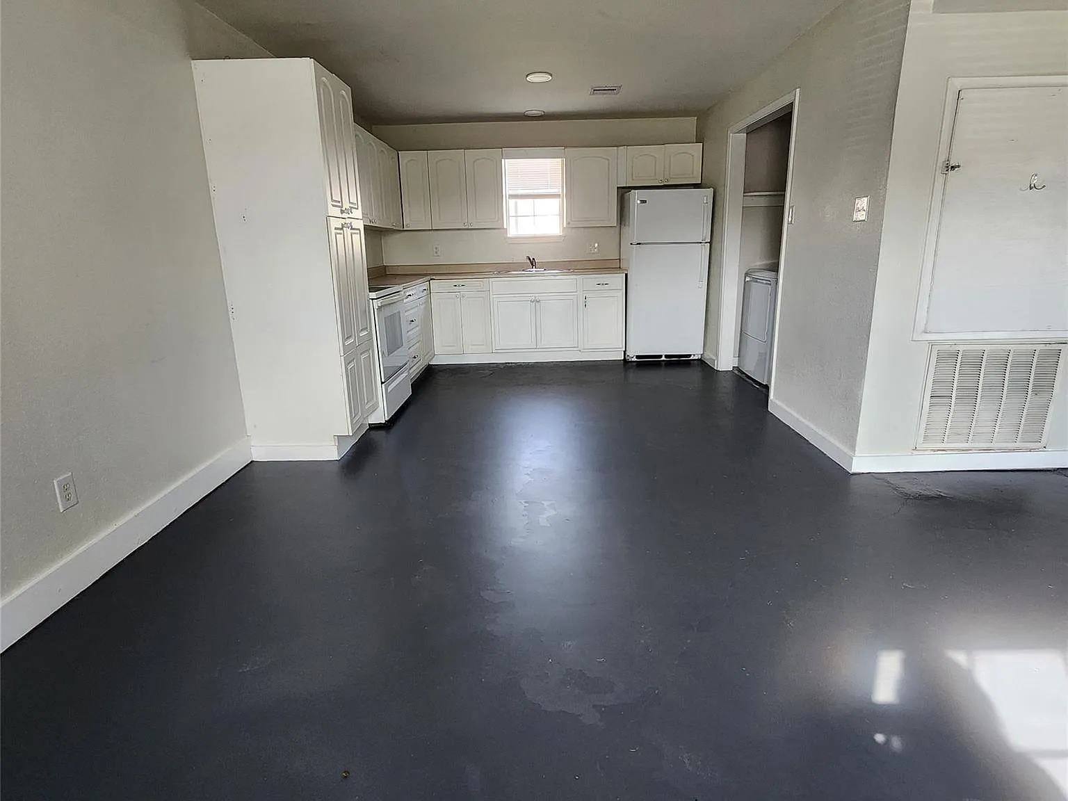 3 bed, 1.0 bath, 984 sqft, $1,300 — Photo 4