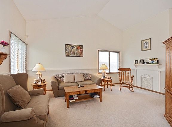 4th image of 1421 S Pembroke Dr