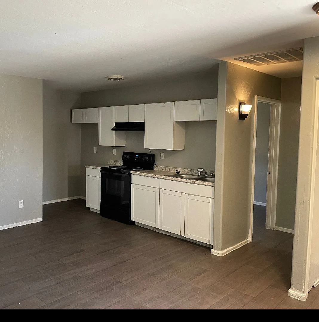 Free Rent Interested 3br 1 Bath Single Family Home Back Unit — Photo 2