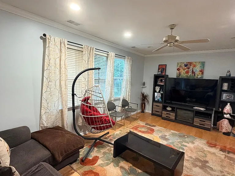 19 Hyde Park Dr — Photo 5