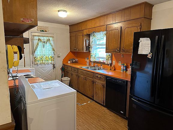 5th image of 320 Gaston Ave