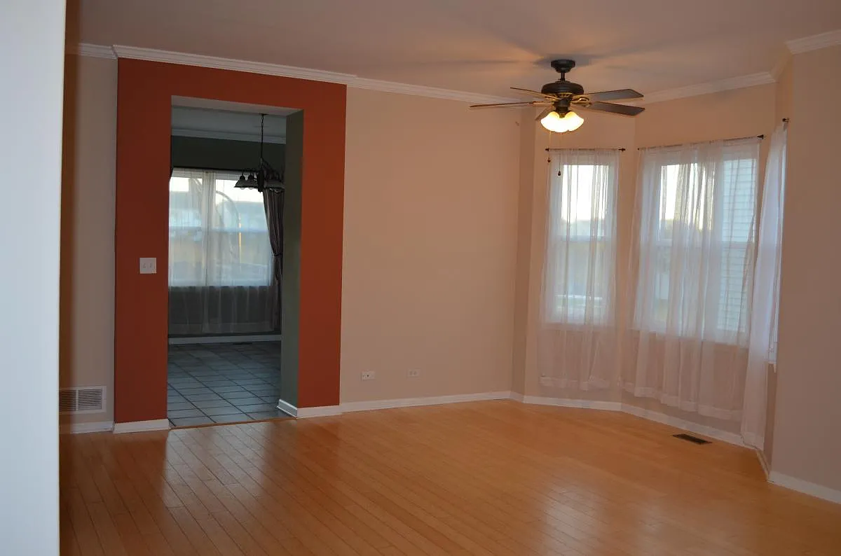 4 bed, 2.5 bath, 1940 sqft, $2,700 — Photo 3
