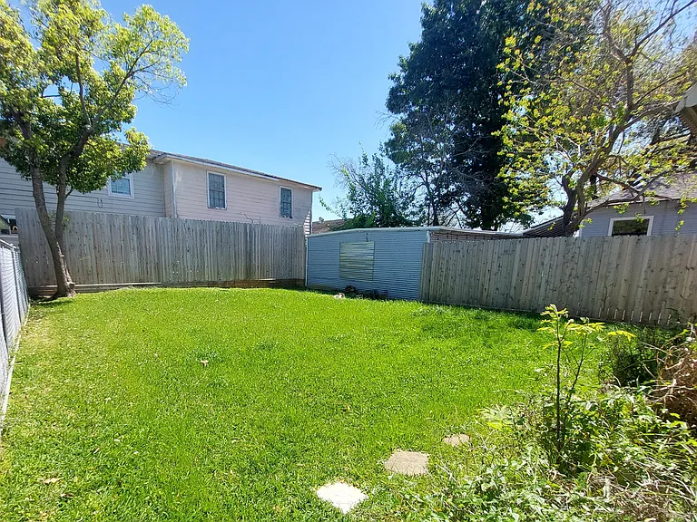 Look at this large back yard, have family gatherings or pets running freely. AND you don't have to cut it! Lawncare included!