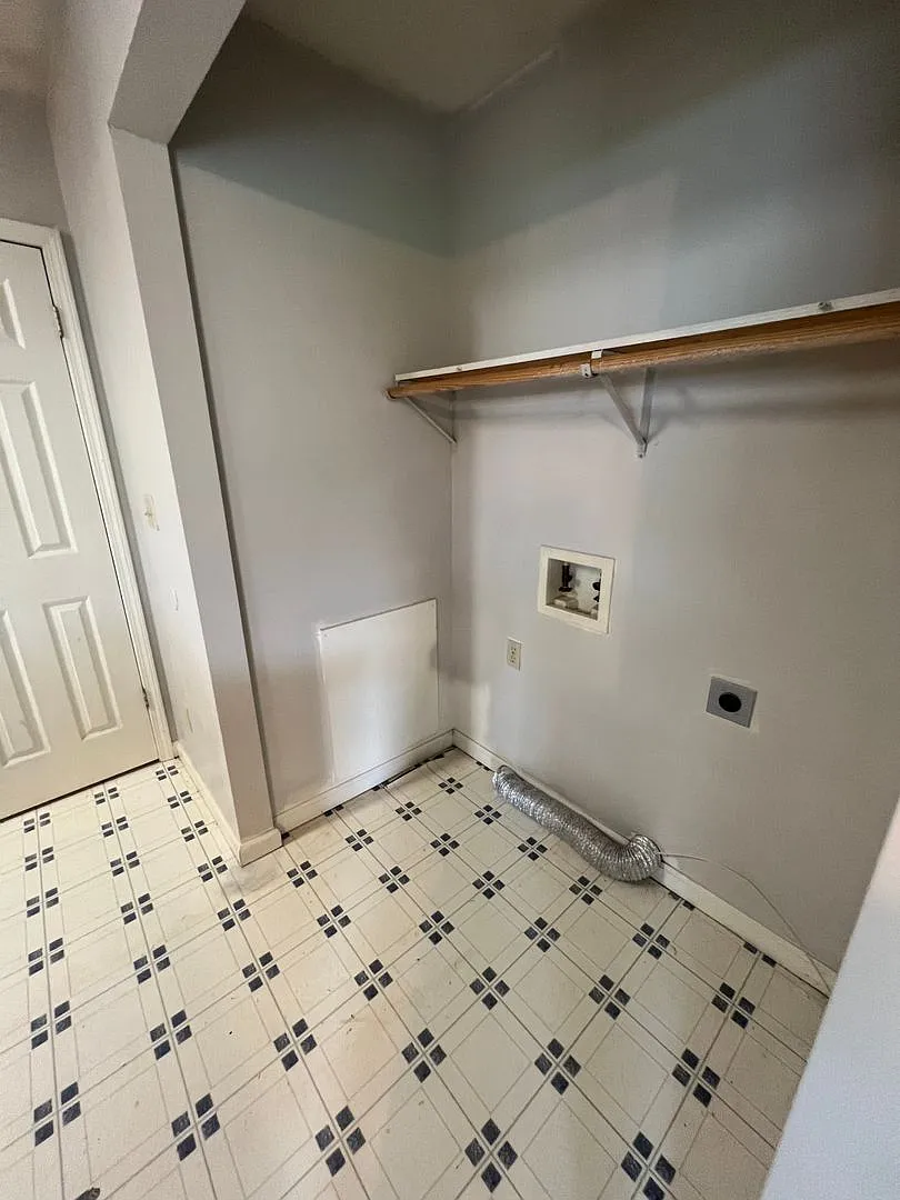 2 BD, 2 BA Desirable Duplex in Martin! — Photo 4