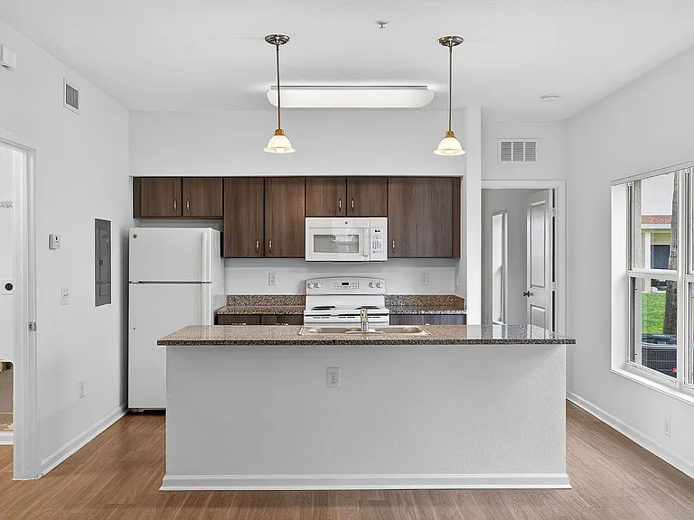 Mirage Bay Apartments — Photo 40