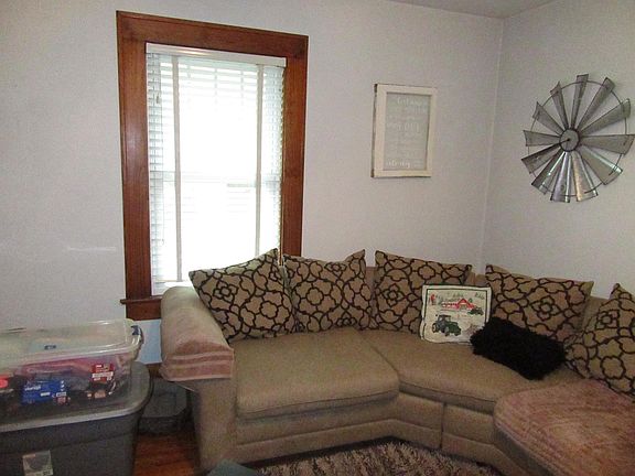 4th image of 628 E Yerby St