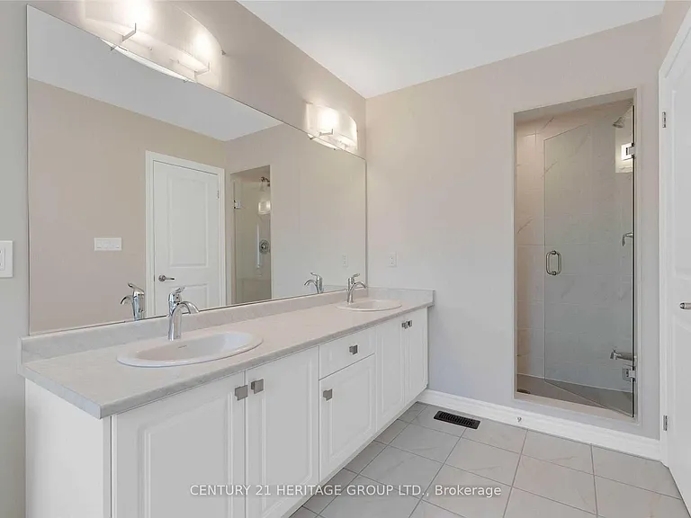 82 Ferragine Cres — Photo 18