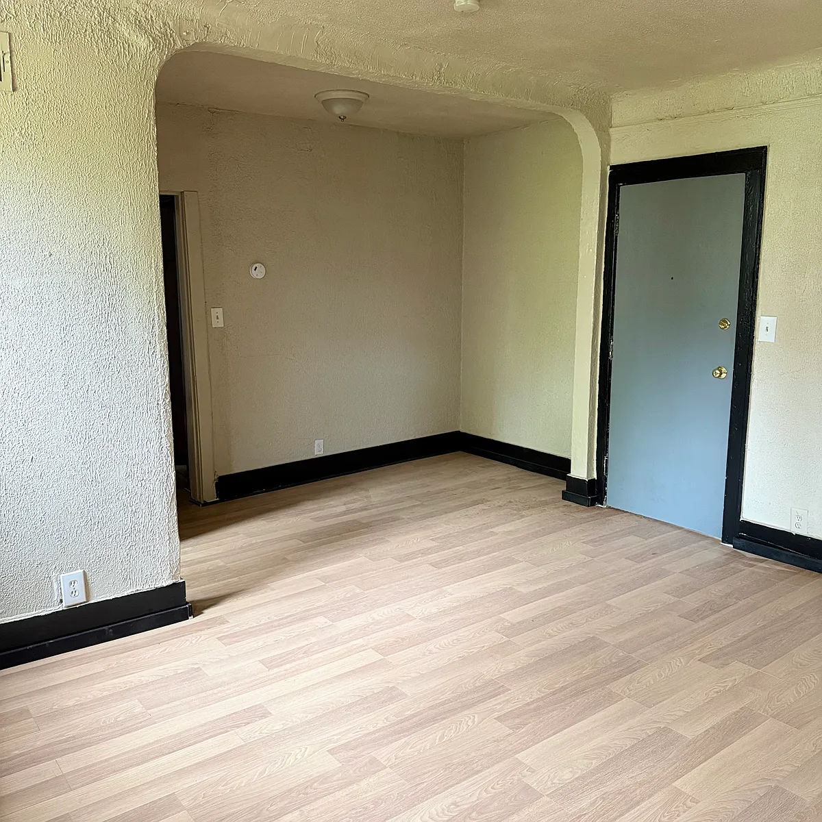 Building Photo - 16853 Log Cabin St #2